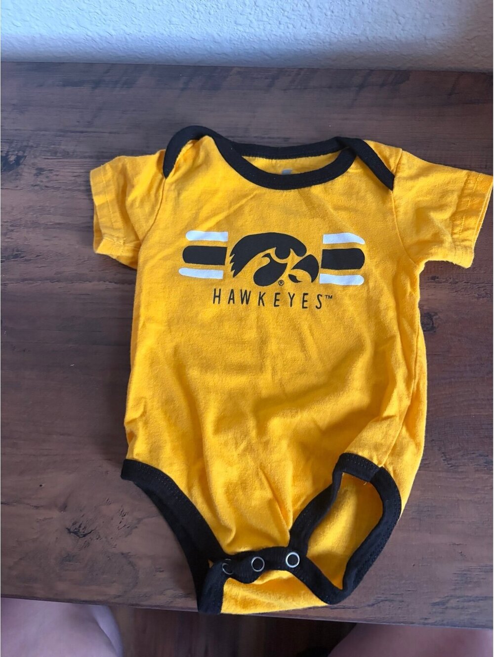 Colosseum Infant Iowa Hawkeyes Onesie size 0-3M